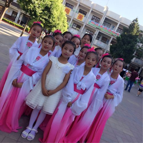 高庙小学四年级五班庆《 六一》文艺汇演圆满结束